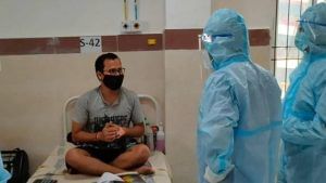 કોરોના સંક્રમિત વ્યક્તિ હોસ્પિટલમાં કરવા લાગ્યો પરીક્ષાની તૈયારીઓ, સોશિયલ મીડિયામાં વાયરલ