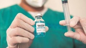 Corona Vaccination: આજથી કોરોના રસીકરણનો ત્રીજો તબક્કો, 45 વર્ષથી વધારે ઉંમરનાં તમામ લઇ શકશે રસી