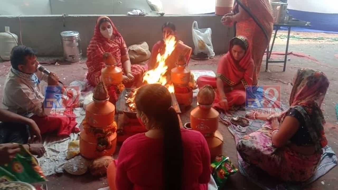 સુરતમાં કોરોનાના કહેર વચ્ચે હવનયજ્ઞ, કોવિડ હોસ્પિટલ નજીક VHPના મહિલા સભ્યોએ કર્યો હવનયજ્ઞ