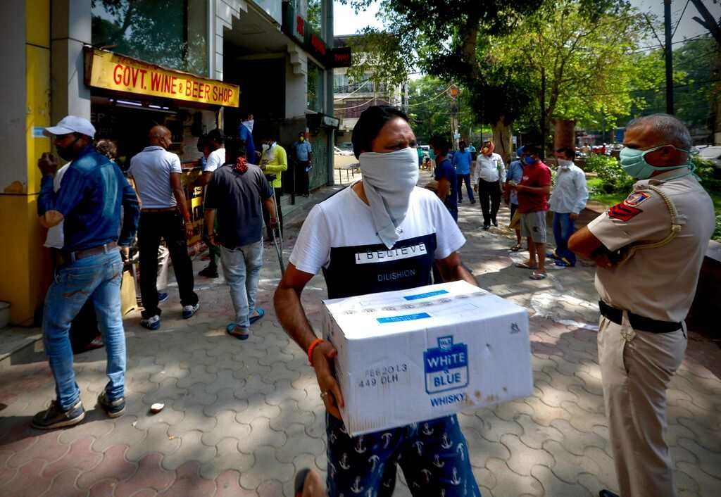 Delhi Lock Down: લોકડાઉનની જાહેરાત થતા જ દારૂની દુકાનો પર લાગી ભીડ, દારૂની પેટીઓ ખરીદતા જોવા મળ્યા લોકો