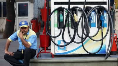 Petrol-Diesel Price Today : ઇંધણની નવી કિંમતો જાહેર કરાઈ, જાણો તમારા શહેરમાં શું ભાવ છે 1 લીટર પેટ્રોલ – ડીઝલનો
