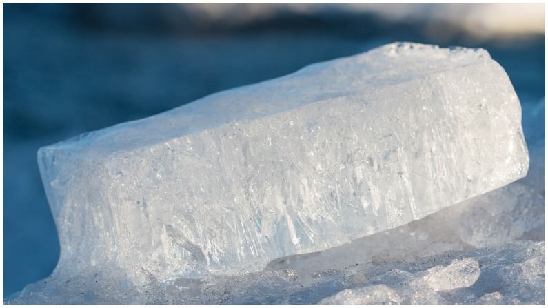 બરફના ટુકડાથી ત્વચાને થોડી મિનિટો માટે માલિશ કરો. બરફથી તમારી ત્વચા પહેલાની જેમ બની જશે 
