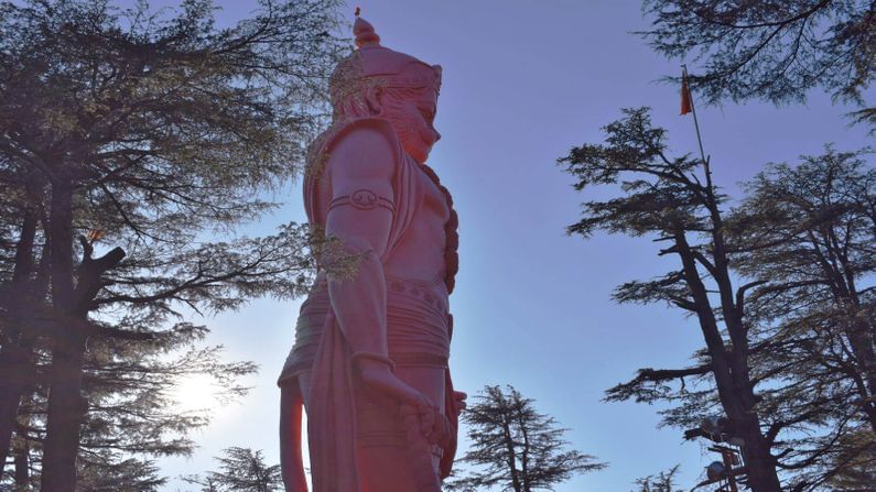 હિમાચલ પ્રદેશના સિમલા પાસે જાખુ ટેકરી પર હનુમાનજીની મૂર્તિ છે. તેની ઉંચાઇ 108 ફુટ છે.