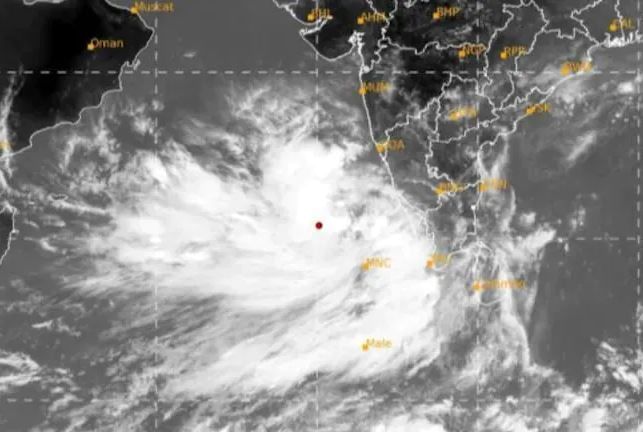 Cyclone Tauktae: વાવાઝોડાએ ઝડપથી મહારાષ્ટ્ર તરફ આગળ વધવાનું શરૂ કર્યું, રાહત અને બચાવ કાર્ય માટે તંત્ર સજ્જ