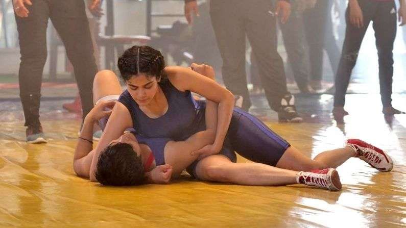 એક ઇન્ટરવ્યુમાં અદિતિએ ખુલાસો કર્યો હતો કે તેને આમિર ખાનની 'દંગલ' માટે ઓડિશન આપ્યું હતું. રંગમંચ થી મરાઠી ફિલ્મો અને હવે વેબ સીરિઝ સુધીની સફર ખેડી ચૂકેલી ઘણા સમયથી પરદા પર રેસલરની ભૂમિકા ભજવવાણી ઈચ્છા ધારવતી હતી. 