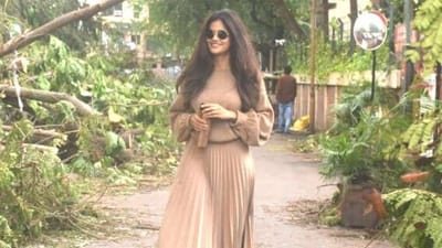 વેબ સિરીઝ આશ્રમથી દરેક હૃદયમાં સમાઈ રહેલી અભિનેત્રી અદિતિ પોહંકર વાસ્તવિક જીવનમાં ઘણી સ્ટાઇલિશ છે. આજે જ્યારે તેને મુંબઈમાં સ્પોટ કરવામાં આવી ત્યારે ફરી એકવાર સાબિત થયું કે તે પોતાને ઘણી શાનદાર રીતે ફોટોગ્રાફરો સામે રજૂ કરે છે.