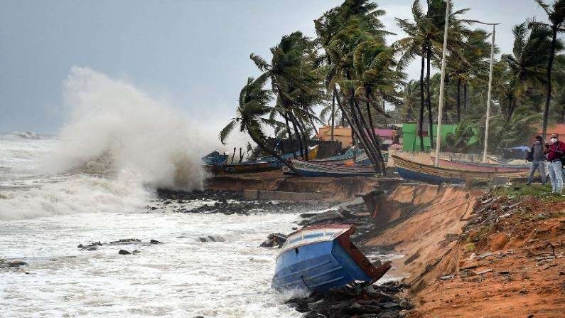 Cyclone Tauktae in Gujarat : ગુજરાત તરફ આગળ વધી રહ્યું છે વાવાઝોડું, સેનાની તૈનાતી, રાજનાથસિંહે કરી તૈયારીઓની  સમીક્ષા
