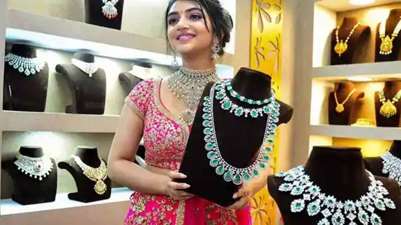 Gold Price Today : 5 મહિનાના નીચલા સ્તરે સરક્યું સોનું, જાણો આજે કેટલી સસ્તી થઇ કિંમતી ધાતુ