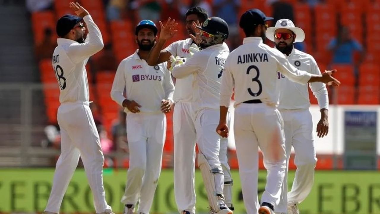 ભારતીય ટીમ (Team India) જૂન મહિનામાં ઇંગ્લેંડ પ્રવાસ (England Tour) પર જનાર છે. જ્યાં તે 18 જૂન થી સાઉથમ્પટનમાં ન્યુઝીલેન્ડ સામે વિશ્વ ટેસ્ટ ચેમ્પિયનશીપ (World Test Championship) ની ફાઇનલ મેચ રમશે. ત્યાર બાદ ઇંગ્લેંડ સામે 5 ટેસ્ટ મેચની સિરીઝ પણ રમશે. આ માટે BCCI એ ભારતીય ટીમનુ એલાન શુક્રવારે સાંજે કર્યુ હતુ. જેમાં એક નામ એવુ પણ સામેલ થયુ હતુ, કે જે નામ ખૂબ ઓછા લોકોના સાંભળવામાં આવ્યુ હશે. આશ્વર્ય સર્જનાર એ નામ ગુજરાતી ક્રિકેટર અર્જન નગવાસવાલા (Arjun Nagwaswala) છે. જે મુખ્ય ટીમમાં તો સામેલ નથી પરંતુ સ્ટેન્ડ બાય તરીકે સામેલ થશે. તેણે મુંબઇ સામે ક્રિકેટ રમતા તહેલકો મચાવ્યો હતો. 