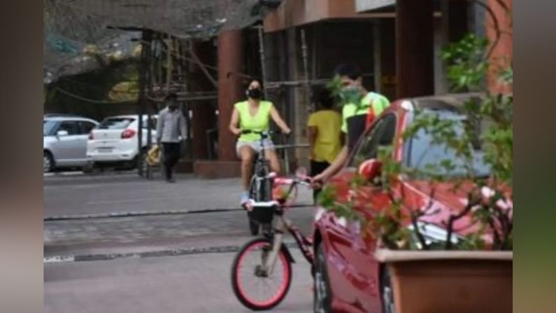 ફોટામાં જાનવી મુંબઈની શેરીઓમાં સાયકલ ચલાવવાની મજા લેતી જોઇ શકાય છે.