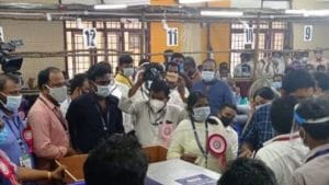 Tamil Nadu Assembly Election 2021 : મતગણતરી કેન્દ્ર પર કોરોના પ્રોટોકોલના ધજાગરા 