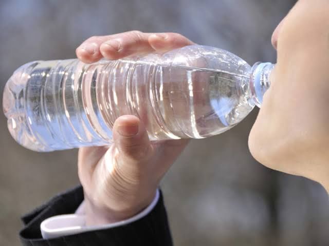 Health Tips : શું તમે પણ બોટલથી પાણી પીવો છો ? જાણો આયુર્વેદની દ્રષ્ટિએ પાણી પીવાની સાચી રીત