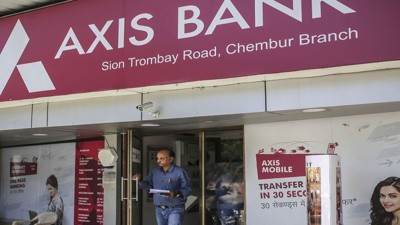 RBIએ Axis Bankને 5 કરોડનો દંડ ફટકાર્યો, શું ખાતેદારો પર પડશે અસર ?