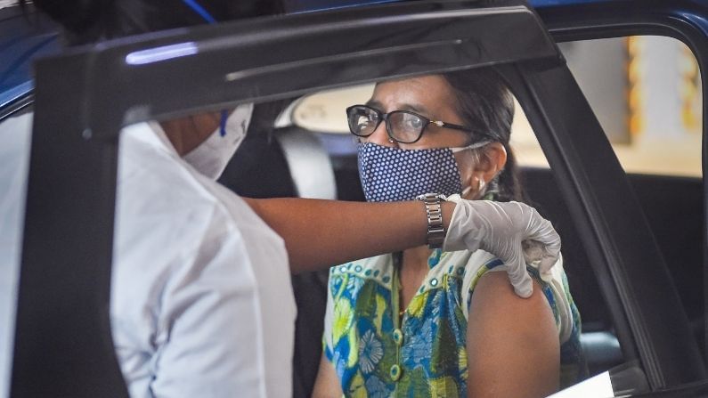 મુંબઈમાં વેક્સિન આપવાની અનોખી વ્યવસ્થા, જાણો કઈ રીતે કારમાં બેઠા બેઠા જ અપાય છે વેક્સિન