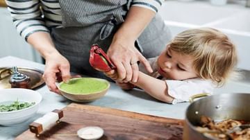 Kitchen Training: બાળકોને બાળપણમાં જ આપો કિચન ટ્રેનિંગ, ભવિષ્યમાં લાગશે કામ