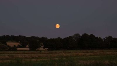 આ વર્ષનું પ્રથમ ચંદ્રગ્રહણ 26 મેના પ્રારંભિક કલાકોમાં હશે. પરંતુ આ એક ખાસ ઈવેન્ટ હશે કારણ કે સુપરમૂન, ચંદ્રગ્રહણ અને લાલ બ્લડ મૂન એટલે કે રેડ બ્લડ મૂન એક સાથે હશે. તમે જાણો છો તેનો અર્થ શું છે? સુપરમૂન એટલે શું? પૃથ્વીની પરિક્રમા કરતી વખતે આવી પરિસ્થિતિ ઉભી થાય છે, જ્યારે ચંદ્ર પૃથ્વીની સૌથી નજીક હોય છે, એટલે કે, તેમની વચ્ચે ટૂંકું અંતર હોય છે.