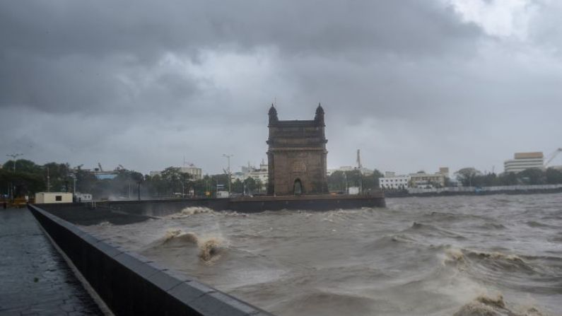 Cyclone Tauktae Update : મુંબઈમાં વાવાઝોડાનું જળતાંડવ, અનેક વિસ્તારોમાં ભારે વરસાદ, વૃક્ષો ધરાશાયી