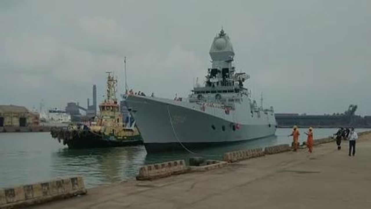  Indian Navy: ભારતીય નૌ સેનાના કોચી અને તબાર ( INDIAN NAVAL SHIPS KOCHI & TABAR ) જહાજ ઑક્સીજન અને ક્રિટિકિલ મેડિકલ સામગ્રી લઈ મેંગલોર બંદરે આવી પહોચ્યા છે.