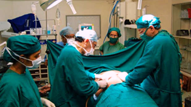 ઓપરેશન દરમિયાન ડોકટરો કેમ હંમેશા લીલા કે વાદળી રંગના જ કપડા પહેરે છે? જાણો રસપ્રદ કારણ