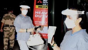 Pics : મોડી રાતે ભારત છોડીને વિદેશ રવાના થઈ અભિનેત્રી Preity Zinta, એરપોર્ટ પર દેખાઈ પરેશાન