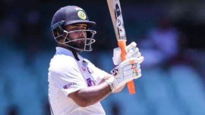 ભારત અને ન્યુઝીલેન્ડની ક્રિકેટ ટીમ 18 જૂનથી ઇંગ્લેન્ડના સાઉથમ્પ્ટન ખાતેની વર્લ્ડ ટેસ્ટ ચેમ્પિયનશીપની ફાઈનલમાં ભાગ લેવા જઈ રહી છે. આ મેચ જીતનાર ટીમ, ટેસ્ટ ચેમ્પિયનશીપની પ્રથમ વિજેતા બનશે.
ભારત પ્રથમ નંબરે અને ન્યુઝીલેન્ડ બીજા નંબરે રહીને ફાઇનલમાં પહોંચ્યું છે. ભારત માટે ન્યૂઝીલેન્ડની ઝડપી બોલિંગ આ મેચમાં મોટો પડકાર હશે. કિવિ ટીમમાં ટ્રેન્ટ બોલ્ટ, ટિમ સાઉથી, નીલ વેગનર જેવા ઝડપી બોલરો છે. તેમાંથી ભારતે બોલ્ટ અંગે સૌથી વધુ કાળજી લેવી પડશે. સ્વિંગના આધારે, તે ચપટીમાં કોઈપણ બેટિંગ ઓર્ડરનો નાશ કરી શકે છે.