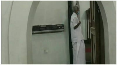 Kerala Election Results 2021 : મતગણતરી વચ્ચે પૂર્વ મુખ્યમંત્રી ઓમન ચાંડી પુથુપલ્લી ચર્ચ ખાતે પ્રાર્થના કરવા પહોંચ્યા