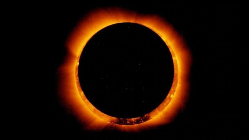 NASA દ્વારા શેયર કરવામાં આવેલી આ તસ્વીરોમાં જોવા મળે છે કે, જેવો પૃથ્વી અને સૂર્ય વચ્ચે ચંદ્ર આવ્યો કે એક પડછાયો પડવા લાગ્યો. જોકે ચંદ્ર સંપૂર્ણ પણે સૂર્યને ઢાકવામાં નિષ્ફળ રહ્યો હતો જેને કારણે ચંદ્રના પડછાયાની આજુબાજુ સૂર્ય પ્રકાશ જોવા મળ્યા પરિણામે 'રિંગ ઓફ ફાયર'નો અદ્ભૂત નજારો જોવા મળ્યો.