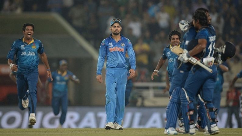 2014 T20 વિશ્વકપ ફાઇનલઃ મહેન્દ્રસિંહ ધોની (MS Dhoni) ની કેપ્ટનશીપમાં ભારતીય ટીમ ફાઇનલમાં પહોંચી હતી. જોકે શ્રીલંકા એ તેને ચેમ્પિયન બનવાથી રોકી લીધુ હતુ. આ દરમ્યાન લસિથ મલિંગાએ કમાલની બોલીંગ કરી હતી. તેણે અંતિમ ઓવરોમાં યુવરાજ સિંહ અને મહેન્દ્રસિંહ ધોની સામે કસીને બોલીંગ કરી હતી. જે મેચ માહેલા જયવર્ધને અને કુમાર સાંગાકારાની અંતિમ મેચ હતી. ભારત એ પ્રથમ બેટીંગ ઇનીંગ રમતા 4 વિકેટે 130 રન બનાવ્યા હતા. જેને શ્રીલંકાએ 17.5 ઓવરમાં પાર કરી લઇ જીત મેળવી હતી.