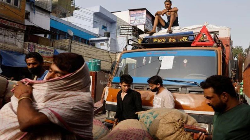 દિલ્હીમાં સોશિયલ ડિસ્ટન્સિંગ ભૂલ્યા લોકો, ડોકટરોએ ચિંતા વ્યક્ત કરતાં કહ્યું થઈ શકે છે કોરોના 'વિસ્ફોટ'