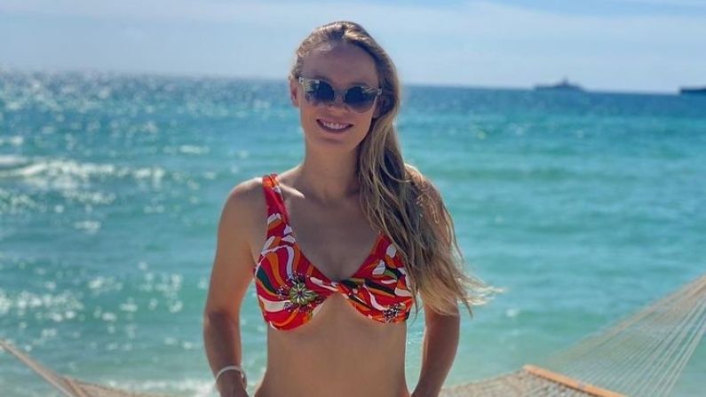 ટેનિસની દુનિયામાં કેરોલિના વોજ્નિયાકી (Caroline Wozniacki) એક ચર્ચામાં રહેલો ચહેરો છે. તેણે 2018માં ઓસ્ટ્રેલીયન ઓપન ટાઈટલને પોતાના નામે કર્યુ હતુ. જોકે ટેનિસ પર પોતાની રમત ઉપરાંત વોજિ્નયાકીની ખૂબસૂરતી લોકોનું ધ્યાન પોતાના તરફ ખેંચી રહી હતી. આ ખેલાડીએ હાલમાં જ પુત્રીને જન્મ આપ્યો છે. તેના લગ્ન પૂર્વ NBA પ્લેયર ડેવિડ લી સાથે થયા હતા. વોજ્નિયાકીએ 2020 ઓસ્ટ્રેલીયન ઓપન બાદ નિવૃત્તી લઈ લીધી હતી.