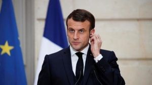 ફ્રાંસના રાષ્ટ્રપતિ Emmanuel Macron ને વોક આઉટ દરમ્યાન થપ્પડ મારવા બદલ બે લોકોની ધરપકડ, વિડીયો ક્લિપથી થઇ ઓળખ