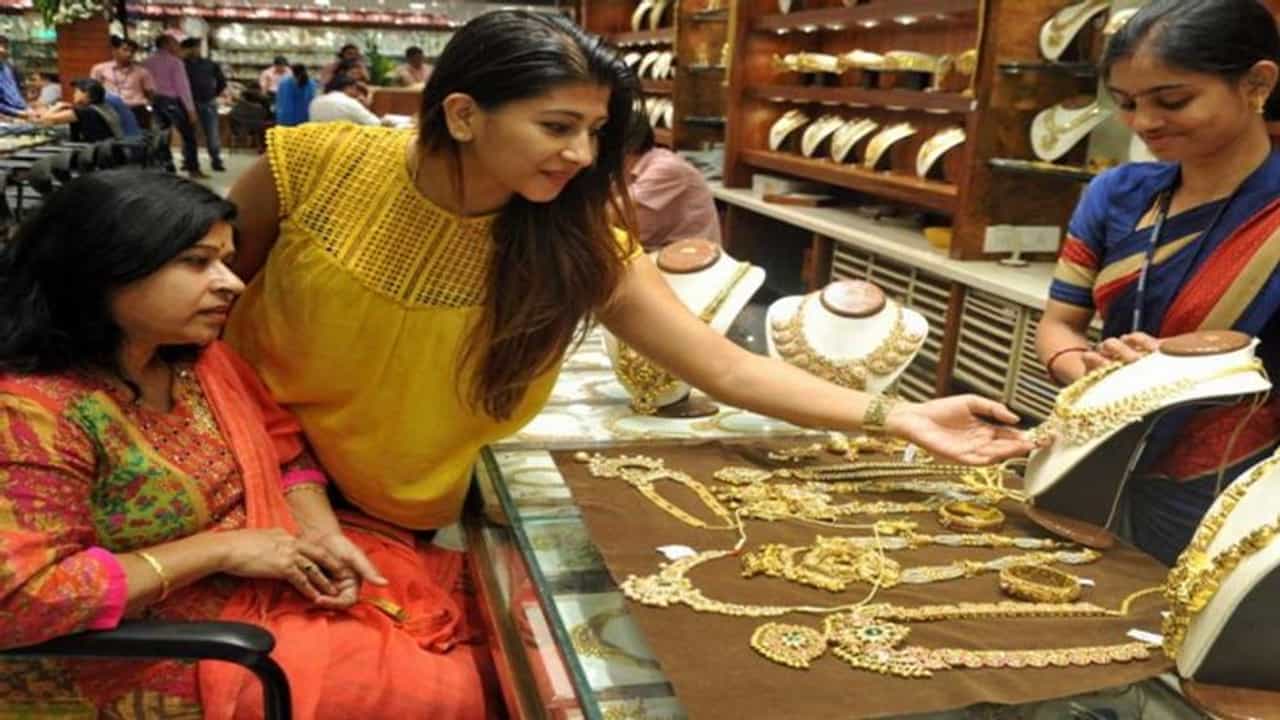 Gold Price Today : સોનામાં રોકાણ કરવા ઇચ્છતા લોકો માટે સારા સમાચાર , 11 હજાર રૂપિયા સસ્તું સોનુ ખરીદવાની મળી રહી છે તક