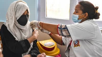 સવાલ-જવાબ: મહિલાને વેક્સિન લીધા પછી તાવ આવે તો શું તે બાળકને સ્તનપાન કરાવી શકે?