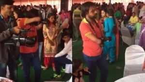 Viral Video: 'મન હોય તો માળવે જવાય' બંને હાથ ન હોવા છતાં આ વ્યક્તિ લગ્ન પ્રસંગમાં કરે છે કમાલની ફોટોગ્રાફી અને વીડિયોગ્રાફી