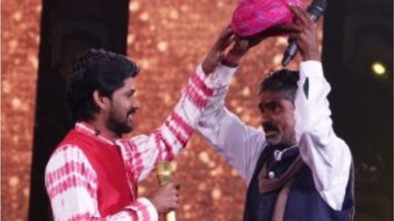 Indian Idol 12: સવાઈ ભાટનું પરફોર્મેન્સ જોયા બાદ પિતા રમેશની આંખમાંથી છલકાયા આંસુ, પાઘડી ઉતારીને દીકરાને કરી ભેટ