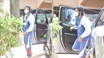 બોલિવૂડ એક્ટર વરૂણ ધવન પોતાની ફિટનેસની ખૂબ કાળજી લે છે. લોકડાઉનને કારણે તે ઘરે યોગા કરી રહ્યા હતા અને હવે તેઓ જીમમાં પણ જવા લાગ્યા છે.