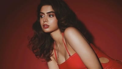 
બોની કપૂર (Boney Kapoor) અને શ્રીદેવી (Sridevi)ની મોટી પુત્રી જાનવી કપૂરે (Janhvi Kapoor) બોલિવૂડમાં પગ મૂક્યો છે, પરંતુ શું તેમની નાની પુત્રી ખુશી કપૂર (Khushi Kapoor) પણ ફિલ્મ ઈન્ડસ્ટ્રીમાં પ્રવેશવાની તૈયારી કરી રહી છે? હમણાં સુધી, આ અંગે કોઈ પુષ્ટિ મળી નથી, પરંતુ ખુશી કપૂરના તાજેતરના ફોટોશૂટને જોતા લાગે છે કે તે પણ આ ચમકતી દુનિયામાં રંગાઈ ગઈ છે. (PS- Khushi Kapoor Instagram)