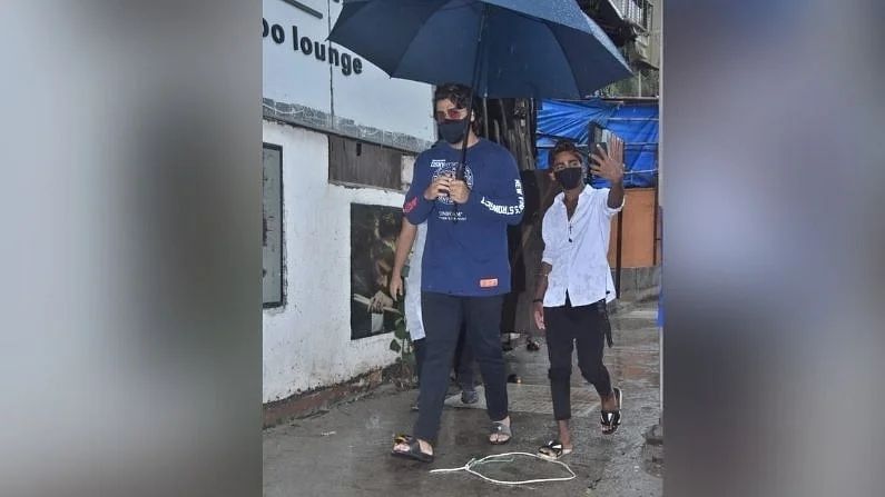 મુંબઇમાં ભારે વરસાદ વચ્ચે આલીમ હાકીમના હેર સ્ટુડિયો પહોંચ્યા હતા અભિનેતા.