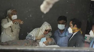 પીઢ અભિનેતા દિલીપ કુમાર (Dilip Kumar) ને આખરે હોસ્પિટલમાંથી રજા આપવામાં આવી છે. દિલીપ કુમારની તબિયતમાં હવે ઘણો સુધારો જોવા મળી રહ્યો છે. ખૂબ જ નબળા હોવાને કારણે અભિનેતાને હિન્દુજા હોસ્પિટલમાંથી સ્ટ્રેચર પર એમ્બ્યુલન્સ સુધી લાવવામાં આવ્યા હતા. હવે એક્ટરની હાલત ઘણી સારી હોવાનું કહેવાય છે.