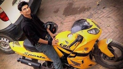 સુશાંતની આ ફોટો તેમના ઇન્સ્ટાગ્રામ એકાઉન્ટ પરથી લેવામાં આવી છે. સુશાંતે આ ફોટો શેર કરતી વખતે લખ્યું હતું. "#Collegedays #2006 એન્જિનિયરિંગ બાળકોને ટ્યુશન આપીને મારા પૈસાથી પ્રથમ બાઇક ખરીદી છે. અમુક વસ્તુઓ તમને ખુબ સારુ મહેસુસ કરાવે છે."