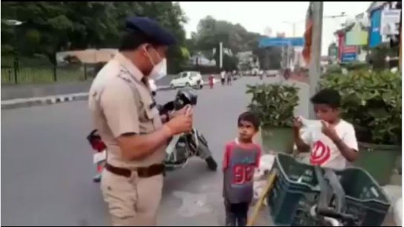 Viral Video: રસ્તા પર મકાઈ વેચતા બાળકો માટે પોલીસે કર્યુ કંઈક એવુ જેણે જીતી લીધુ લોકોનું દિલ