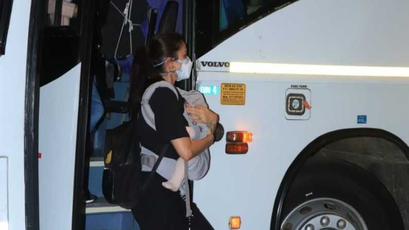 Photos of Virat Kohli and Anushka Sharma arriving at the airport with daughter 'Vamika' go viral, see