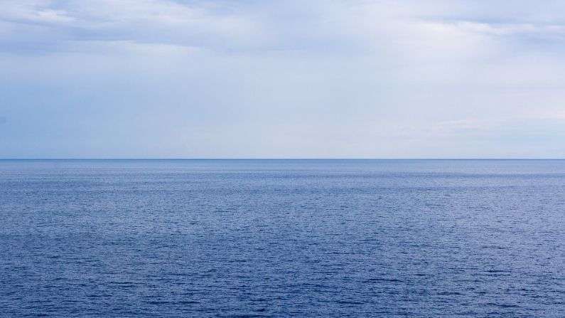 વિશ્વનું સૌથી મોટું ખારા પાણીનું તળાવ કેસ્પિયન સાગર (Caspian Sea) છે. આ એશિયામાં આવેલું છે, તેના (Caspian Sea) વિશાળકાય આકારને કારણે તેને સમુદ્ર પણ કહેવાય છે. આ (Caspian Sea) ક્ષેત્રફળના હિસાબે સૌથી મોટું તળાવ છે. આ તળાવ વિશ્વના દરિયાઓ કરતાં પણ વધુ ખારું છે.