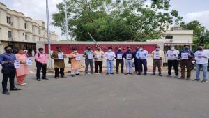 Ahmedabad: 15 મહિનાથી બંધ ટ્યુશન કલાસીસ ખોલવા માગ, ક્લાસીસ સંચાલકોએ કલેક્ટર કચેરી ખાતે વિરોધ કરી આવેદનપત્ર આપ્યું