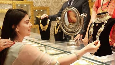 Gold Price Today : સોનાનાં રોકાણકારો માટે મહત્વના સમાચાર, 1 તોલા સોનું 50,000 ના સ્તરે પહોંચવાના મળી રહ્યા છે સંકેત, જાણો શું છે નિષ્ણાંતોની સલાહ