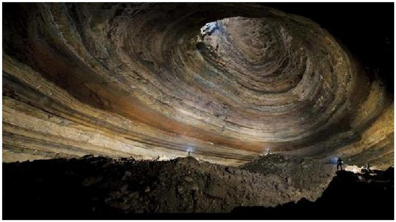 જ્યોર્જીયાના અબખાજીયામાં આવેલી ક્રુબેરા ગુફા (Krubera Cave)ને દુનિયાની સૌથી વધુ ઉંડી બીજી ગુફા ગણવામાં આવે છે. આ ગુફા સાથે અનેક પ્રકારની આશ્ચર્યજનક બાબતો જોડાયેલી છે. આ ગુફા એટલી ઉંડી છે કે ઉપરથી એક વાર જોતા જ પ્રવાસીઓના રૂવાડા ઉભા થઇ જાય છે