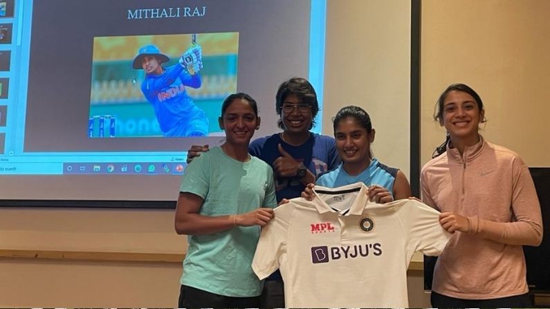 ભારતીય મહિલા ક્રિકેટ ટીમ (Women Cricket Team) બુધવારે ઇંગ્લેંડ સામે ટેસ્ટ ક્રિકેટ મેચ રમવા માટે મેદાને ઉતરશે. ટીમ 2401 દિવસના લાંબા સમય બાદ ટેસ્ટ મેચ રમશે. ભારતીય મહિલા ટીમ એ પોતાની અંતિમ ટેસ્ટ મેચ વર્ષ 2014માં રમી હતી. મિતાલી રાજ (Mithali Raj) અને ઝૂલણ ગોસ્વામી (Jhulan Goswami)ટીમમાં સૌથી વધારે અનુભવી છે. જે બંને 10-10 મેચ રમી ચુકી છે. જોકે ભારત માટે સૌથી વધારે ટેસ્ટ મેચ રમવાના મામલામાં તેઓ ટોપ ફાઇવમાં પણ નથી.
