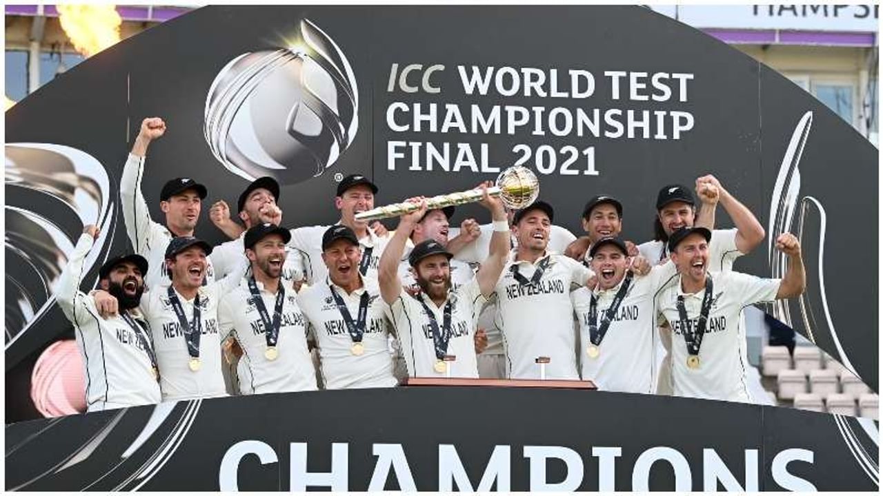 ICC વિશ્વ ટેસ્ટ ચેમ્પિયનશીપની ફાઇનલ (ICC WTC Final) મેચમાં ન્યુઝીલેન્ડની ટીમે જીત મેળવી લીધી. સાઉથમ્પટનમાં ભારત અને ન્યુઝીલેન્ડ વચ્ચે ટક્કર જામી હતી. જોકે વિજેતા ન્યુઝીલેન્ડ રહ્યુ હતુ. કેન વિલિયમસન (Kane Williamson) ટેસ્ટ ક્રિકેટના પ્રથમ વિશ્વકપને જીતવામાં સફળ રહેલો કેપ્ટન બન્યો હતો. ICC માં એમએસ ધોની (MS Dhoni) ની ટીમ ઇન્ડીયા સાથે શરુ થયેલ સીલસીલો વિલિયમસન વાળી કીવી ટીમની જીત સાથે યથાવતો રહ્યો હતો. ICC ની પાછળની 7 ટૂર્નામેન્ટની કહાની એક જેવી જ રહી છે. પાછળના 7 ICC ઇવેન્ટમાં દરેક વખતે વિજેતા ટેગ નવા કેપ્ટન અથવા તેની ટીમ સાથે જોડાયેલ છે. 