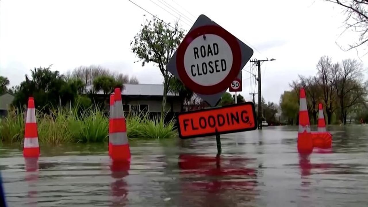 ન્યૂઝીલેન્ડમાં (New Zealand Flood) ભારે વરસાદના કારણે પૂરની સ્થિતી ઉભી થઇ છે. ન્યૂઝીલેન્ડના સાઉથ આઇલેન્ડમાં 3 મહિના જેટલો વરસાદ 3 દિવસમાં વરસી જતા તબાહીના દ્રશ્યો સર્જાયા