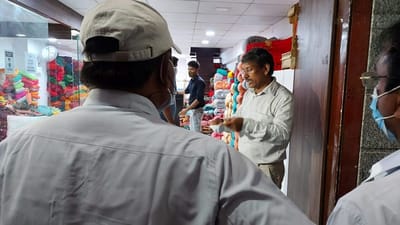 Surat : કોરોનાની ગાઈડલાઈનના ભંગ અંગે દંડ ફટકારીને સુરત મનપાની ટીમે, લોકોને યાદ કરાવ્યુ કોરોના હજુ ગયો નથી સાવધાની રાખો